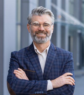 portrait of mature gray haired businessman senior 2023 01 31 18 38 23 utc 1