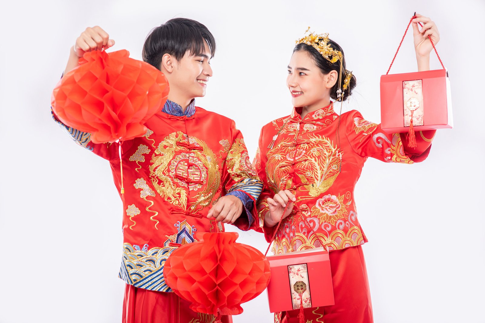 Men and women wearing cheongsam Standing holding red bag and honeycomb lantern